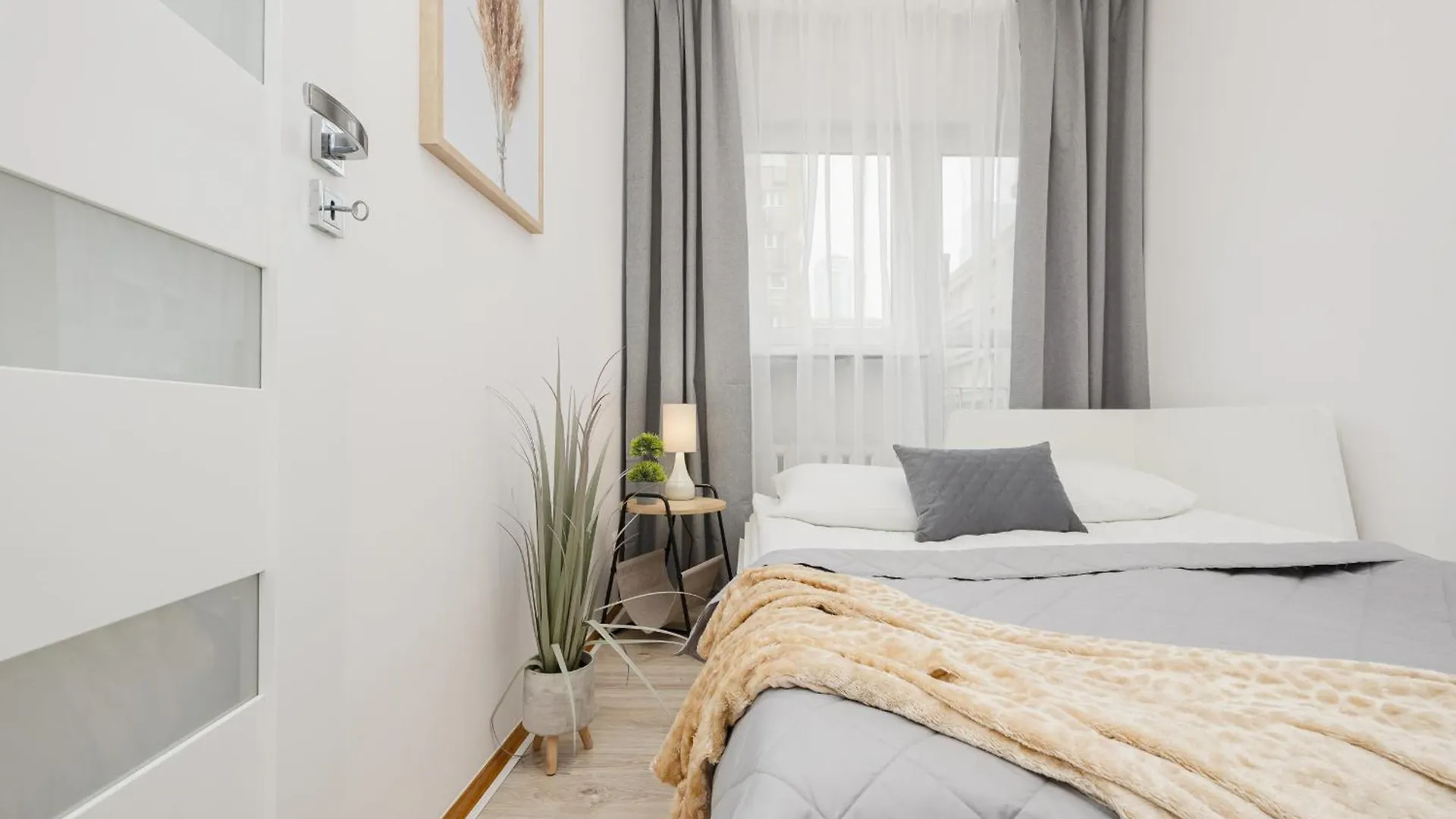 Bright Apartment In Warsaw Center With Two Bedrooms And Balcony By Noclegi Renters