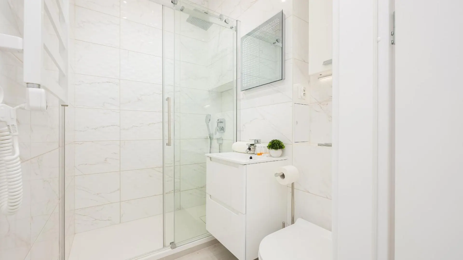 Bright Apartment In Warsaw Center With Two Bedrooms And Balcony By Noclegi Renters