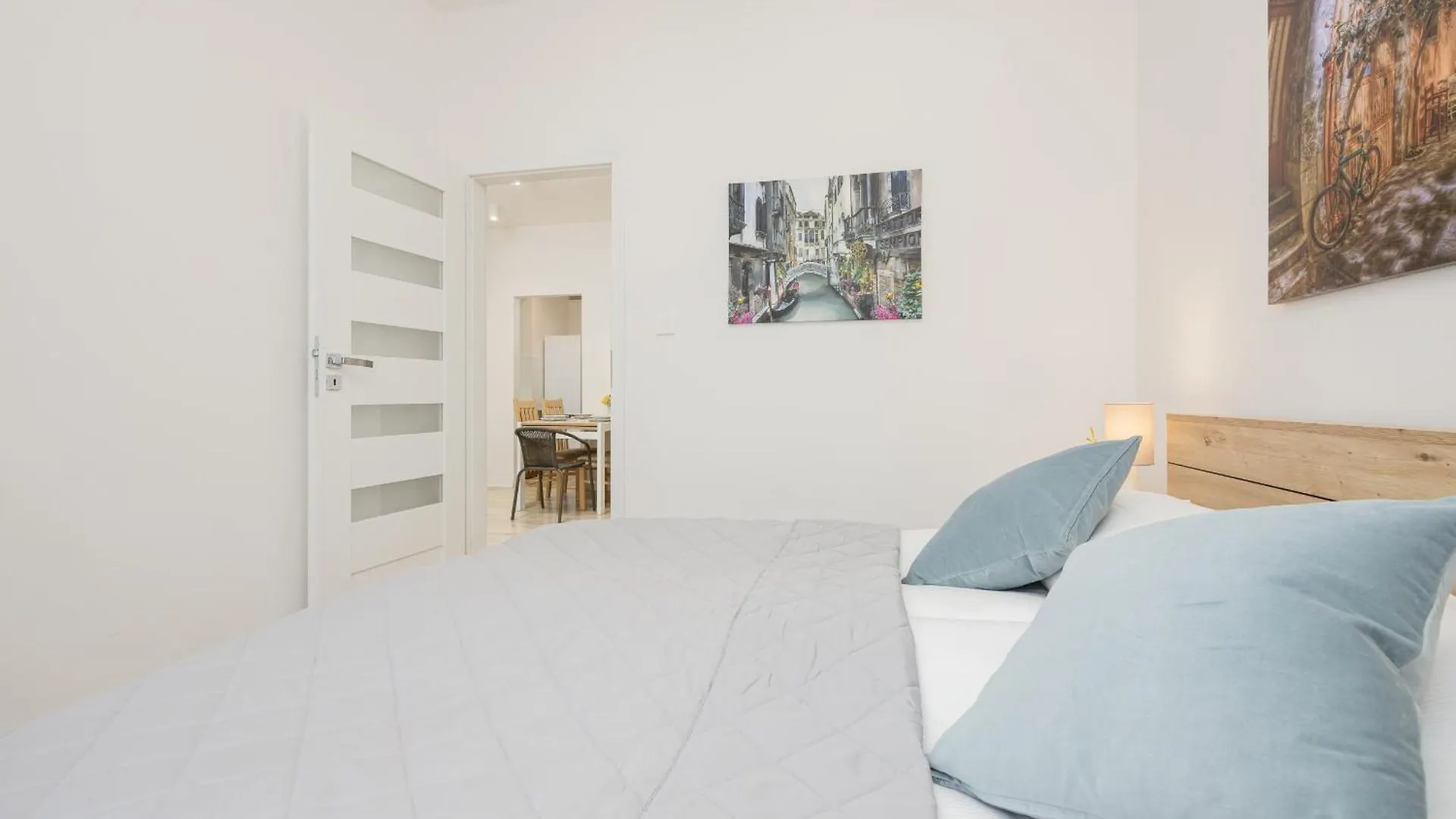 Bright Apartment In Warsaw Center With Two Bedrooms And Balcony By Noclegi Renters