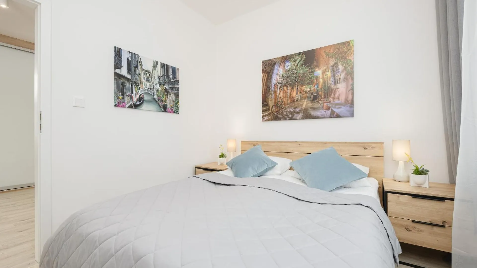 Bright Apartment In Warsaw Center With Two Bedrooms And Balcony By Noclegi Renters 0*,